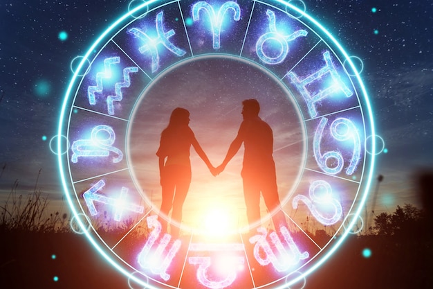 Concetto di oroscopo, coppia ragazzo e ragazza sullo sfondo di un cerchio con i segni dello zodiaco, astrologia. foto concettuale di una coppia con perfetta corrispondenza tra i segni dello zodiaco.