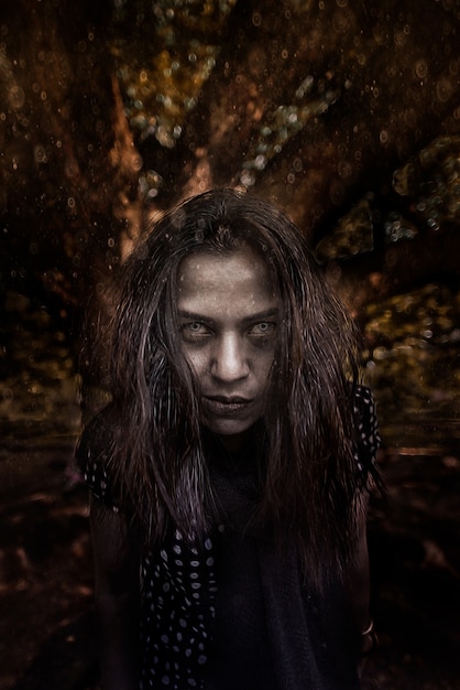Foto scena di orrore di un concetto di halloween del fantasma dei capelli lunghi neri posseduti della donna