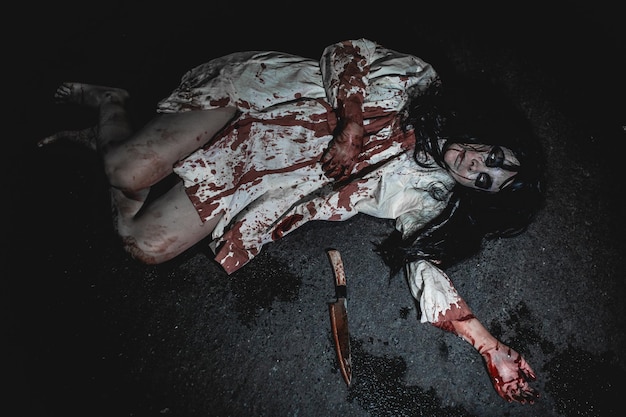 Фото Концепция женского ужаса призрак на дороге в городе мстительный дух на улице города фестиваль хэллоуина сделайте лицо призрака