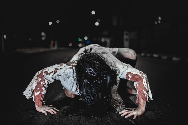 Foto concetto di donna horrorfantasma sulla strada della cittàuno spirito vendicativo per la strada della cittàfestival di halloweentrucca la faccia da fantasma