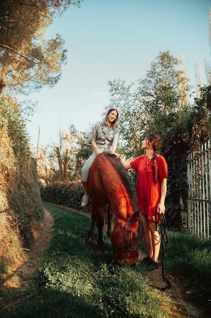 Foto carro a cavallo dagli alberi contro il cielo