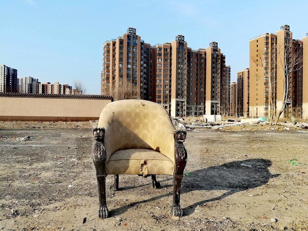 Foto cavallo in città contro un cielo limpido