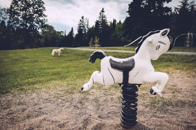 Photo horse sculpture on grassy field