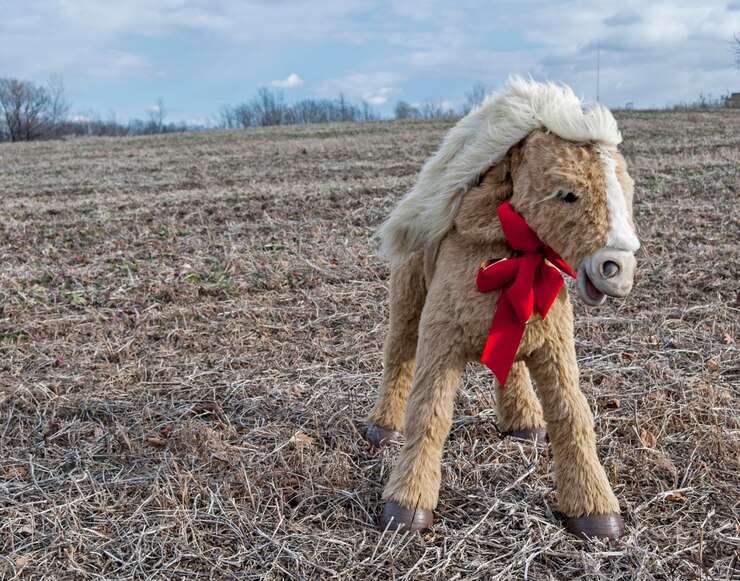 फोटो horse toy with christmas decoration on field against sky