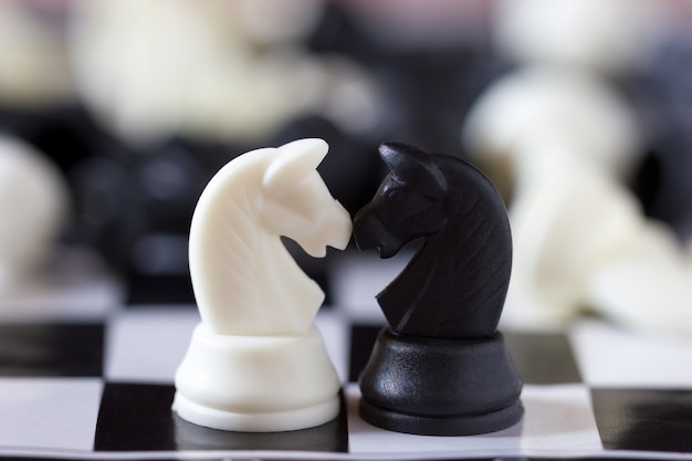 Фото Лошади шахматных партий сталкиваются друг с другом