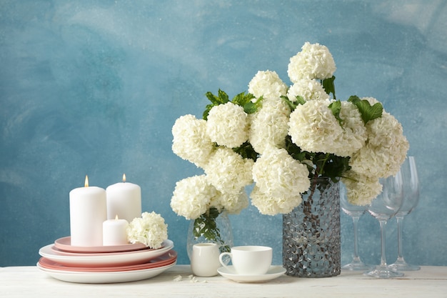 hortensia bloemen en kaarsen tegen blauwe achtergrond