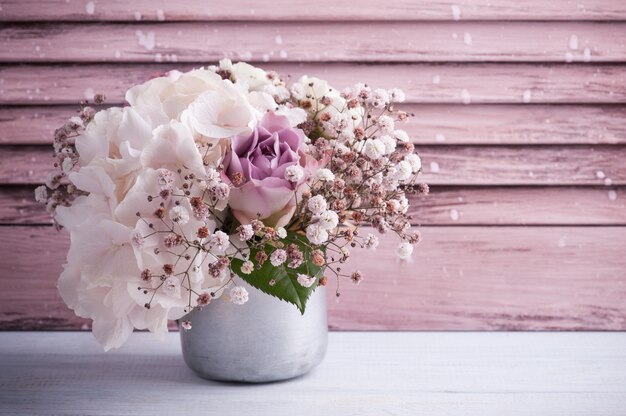 Hortensia bloemen in tinnen pot