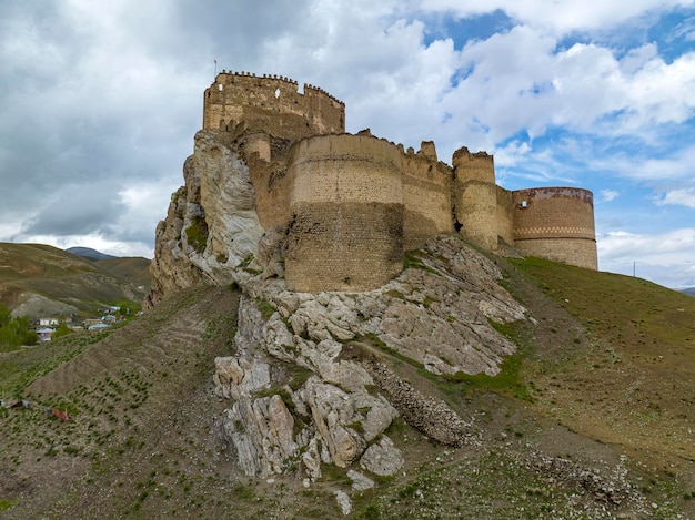 터키 반에 있는 호삽 성(터키어: Hosap Kalesi). 호삽성(Hosab Castle)은 거대한 중세 성곽입니다.