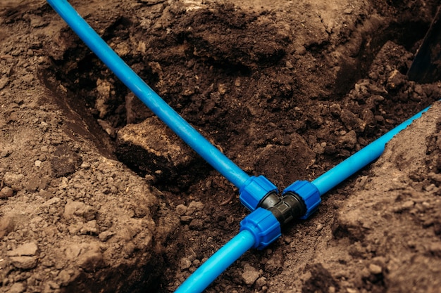 Tubo per l'irrigazione del giardino installato nel terreno