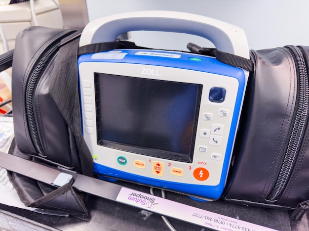 緊急治療と心臓サポートを象徴する、すぐに使える病院用除細動器 AED ユニット