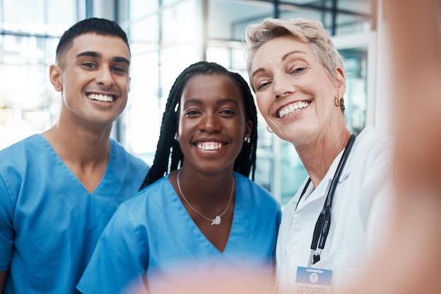 写真 病院の医師と医療看護師と医師のセルフィーは、ヘルスケアについて幸せな笑顔でチームワークを共有し、多様性のある看護と医療従事者のチームワークコラボレーションとヘルスケアコミュニティ