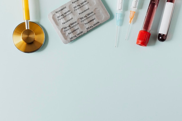 Attrezzature ospedaliere e mediche covid-19 flatlay