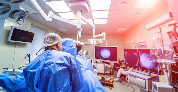 수술 테이블 램프와 현대 클리닉의 최첨단 장치 기술을 갖춘 병원 내부 화면의 의료 결과 선택적 초점