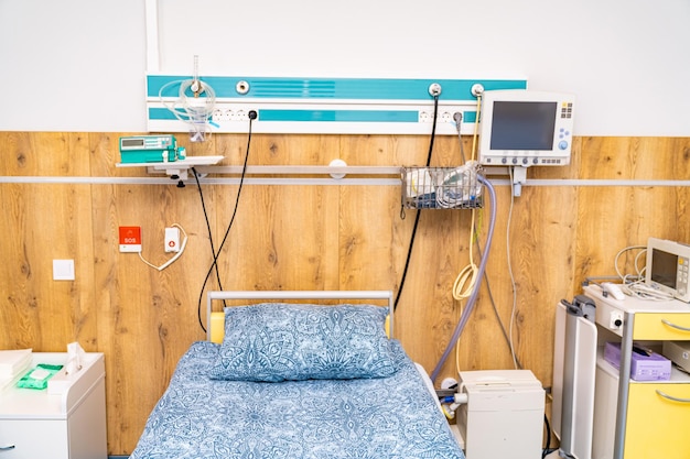 医療機器とベッドの設置を備えた病院の部屋 麗に整えられたベッドを備えた医療機器の必要性のある病院の部屋
