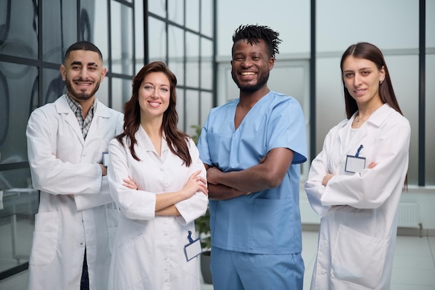 Photo hospital staff with and clipboard looking at camera in clinic