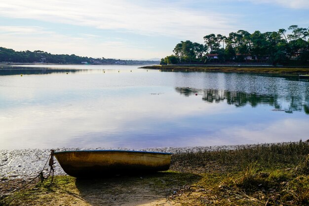 Lago hossegor con la vecchia barca di legno in acqua nelle lande francia