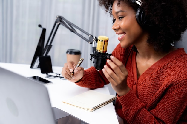 Ведущий канала африканской женщины, пишущей историю, рассказывающей о слушателе Tastemaker