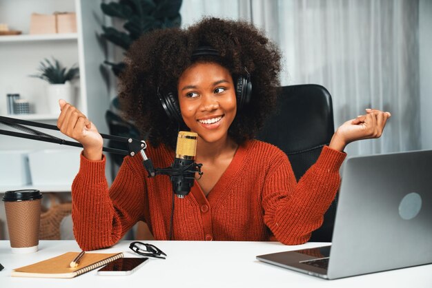 オンライン放送でマーケティングインフルエンサーをリスナーと放送またはオンラインで教える美しいアフリカ人女性のホストチャンネル職場のどこでもというコンセプト