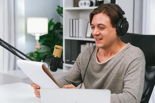 Foto host del canale in broadcaster con la lettura di una nota di sceneggiatura agli ascoltatori pecuniary