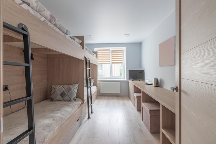 Photo hostel dormitory beds arranged in dorm room with white plain bunk bed in dormitoryhostel dormitory have many beds arranged in one room clean hostel small room with wooden bunk beds small hotel