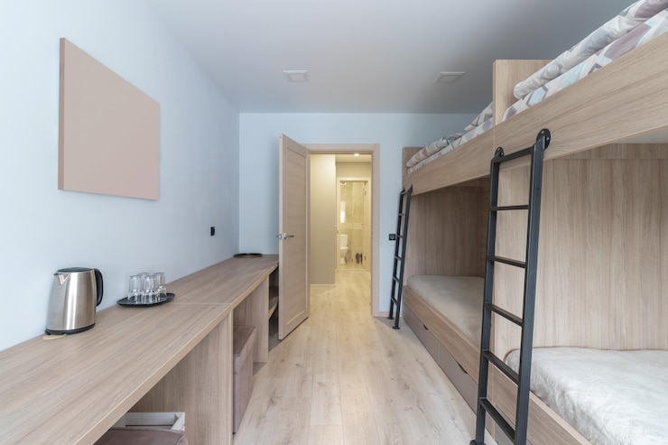 Photo hostel dormitory beds arranged in dorm room with white plain bunk bed in dormitoryhostel dormitory have many beds arranged in one room clean hostel small room with wooden bunk beds small hotel