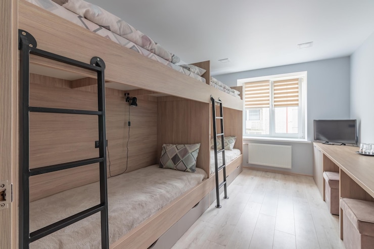 Photo hostel dormitory beds arranged in dorm room with white plain bunk bed in dormitoryhostel dormitory have many beds arranged in one room clean hostel small room with wooden bunk beds small hotel