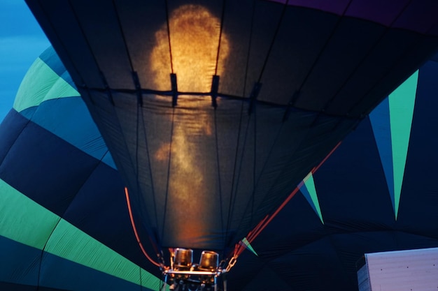Photo hot air balloon against sky at night