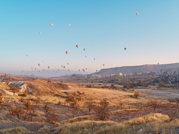 Photo hot air balloon in cappadocia on the sunrise.