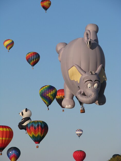 青い空に熱気球を飛ばす熱気球フェスティバルアディロンダッククイーンズベリーニューヨーク