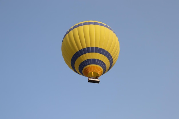 空に青い縞模様の熱気球。