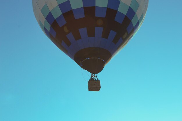 Foto palloncino ad aria calda nel cielo