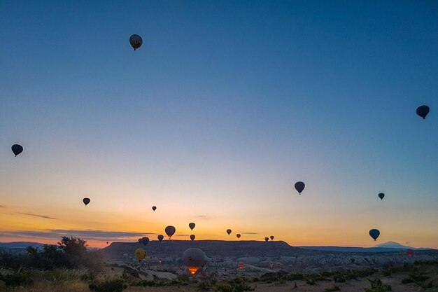 Photo hot air balloons flying in sky