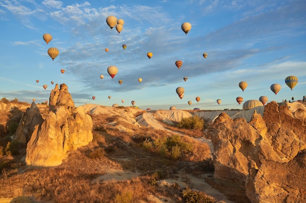 Foto mongolfiere che volano nel cielo al tramonto cappadocia goreme turchia