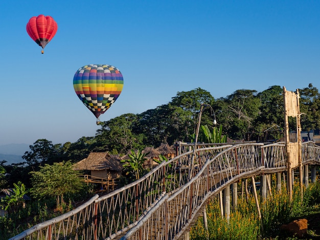 写真 タイ、チェンライ県のバンドイサンゴチェンセーンで青い空に熱気球。