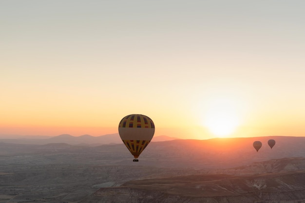 Mongolfiere nel cielo durante l'alba i sogni di viaggio diventano realtà