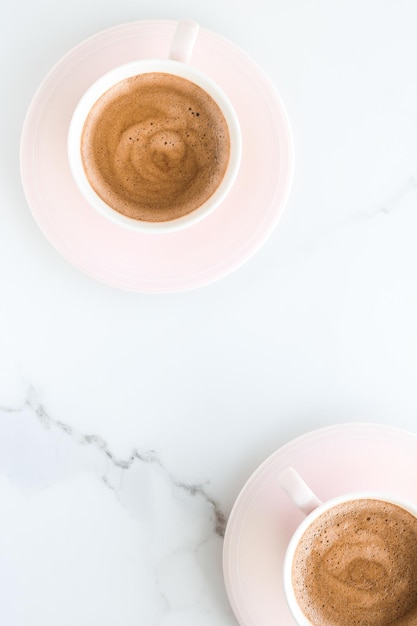 Caffè caldo aromatico su piatto di marmo