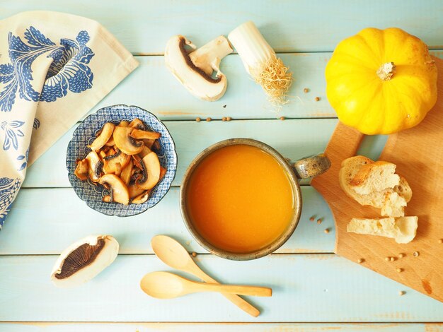 Vellutata calda autunnale di zucca con funghi, porri e pane