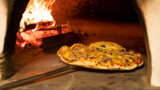 Foto pizza al forno calda in un forno tradizionale italiano