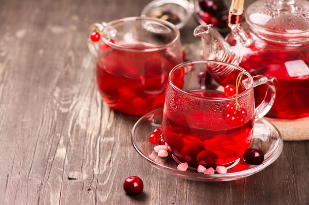 Photo hot berry tea in glass cups and teapot