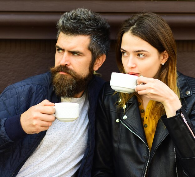 Foto bevande calde e appuntamenti la ragazza e il ragazzo con la barba bevono un caffè