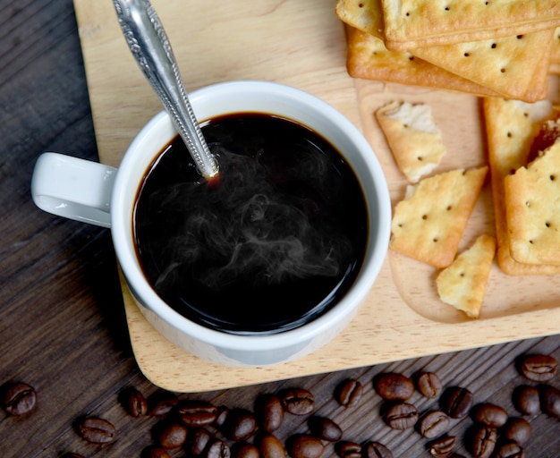 크래커 핵 파인애플 찻잔에 찻잔에 뜨거운 블랙 커피
