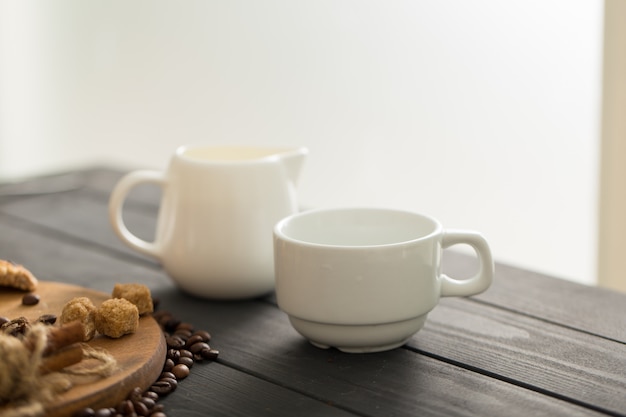 Photo hot black coffee with cookies and beans in cafe