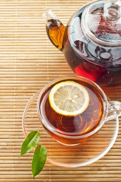 Foto tè nero caldo al limone e bollitore