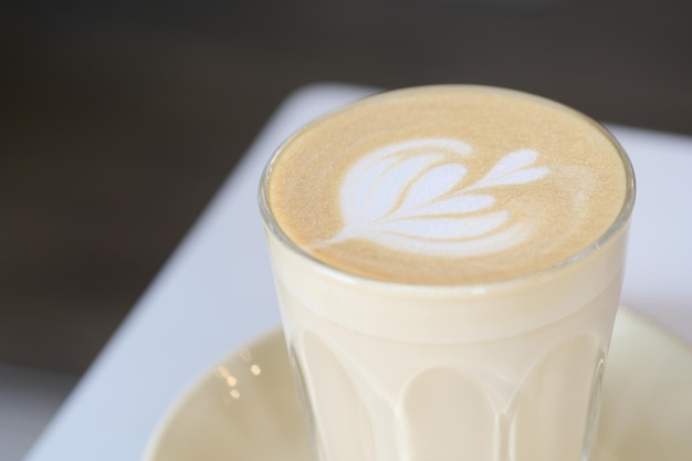 Caffè caldo della torta sul tavolo del bar