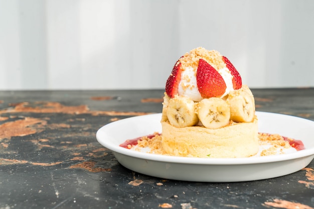 hot cake with cream, strawberry, banana and cookie crumble 