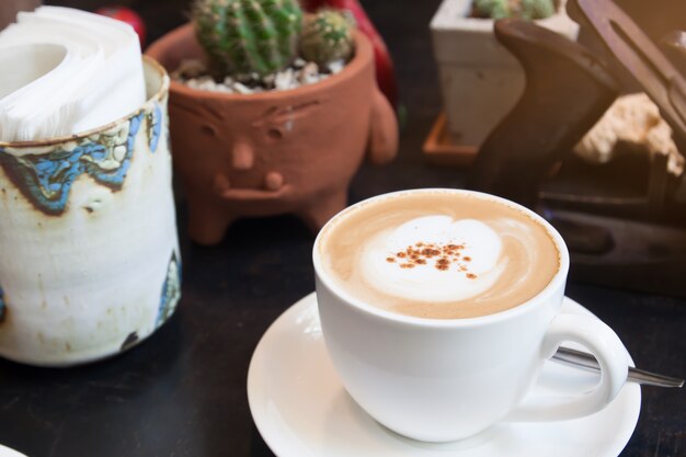 Foto cappuccino caldo con latte art, colazione o concetto di stile di vita