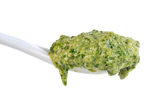 Pasta di peperoncino piccante. salsa verde sulla ciotola di ceramica isolata su bianco