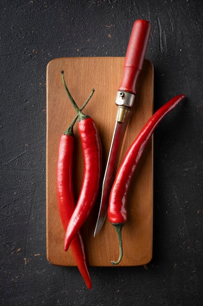 Baccelli di peperoncino piccante su un tagliere