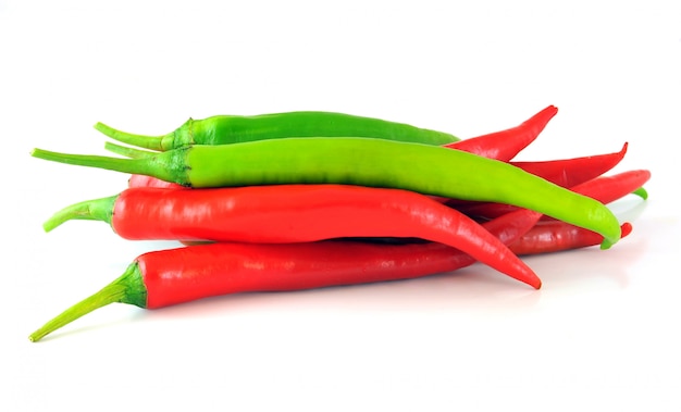 Hot chili peppers geïsoleerd op wit