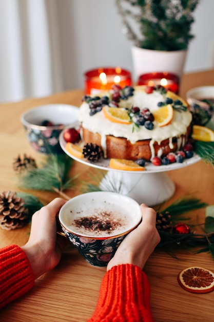 写真 ホットチョコレートとクリスマスケーキ